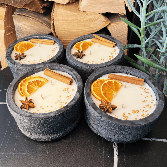 Handgemachtes Betonkerzen-Set 4x Schwarz "Black Cinnamon" - Stilvolle Sojawachskerze für Ihr Zuhause. Aromatherapie Kerze mit Blütenverzierung und HOCHWERTIGEM Baumwolldocht aus dem Südschwarzwald 