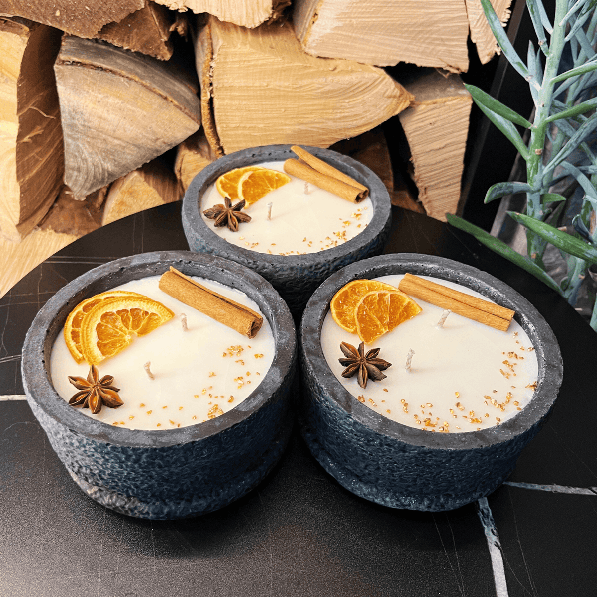 Handgemachtes Betonkerzen-Set 3x Schwarz "Black Cinnamon" - Stilvolle Sojawachskerze für Ihr Zuhause. Aromatherapie Kerze mit Blütenverzierung und HOCHWERTIGEM Baumwolldocht aus dem Südschwarzwald 
