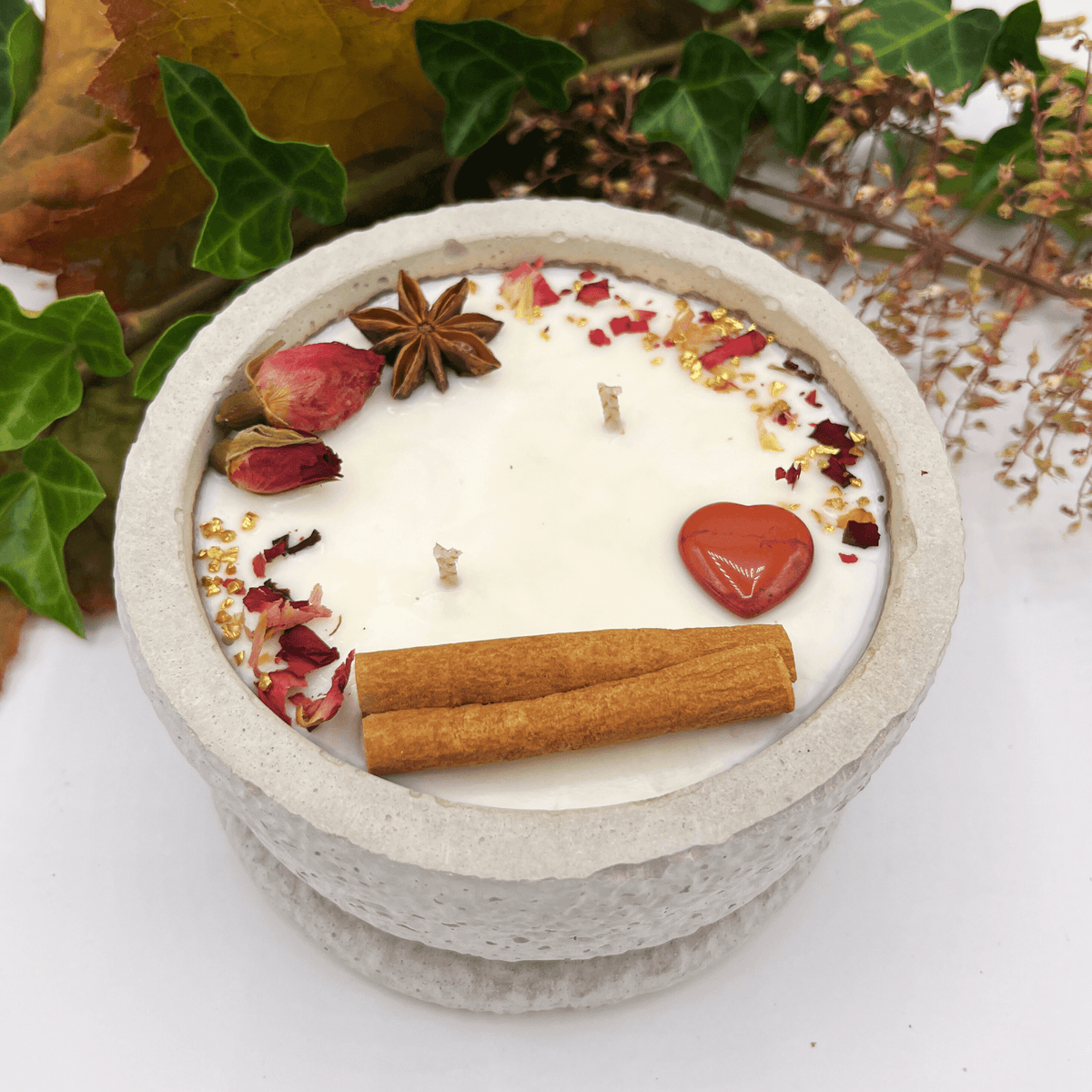 Betonkerze Betongrau "Grey Hearts" für Herbst und Winter - Stilvolle Sojawachskerze für Ihr Zuhause. Mit Blütenverzierung und HOCHWERTIGEM Baumwolldocht aus dem Südschwarzwald 
