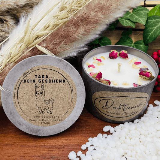 Tada - dein Geschenk - LUSTIGES Lama - personalisierbare PREMIUM Duftkerze mit verschiedenen Dekoren - handgemacht aus dem Südschwarzwald 