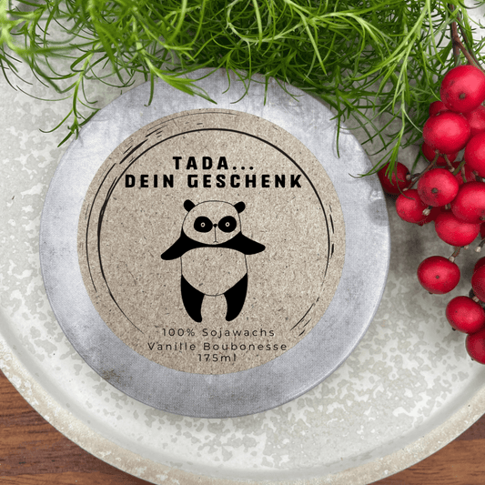 Tada dein Geschenk - LUSTIGER Panda personalisierbare PREMIUM Duftkerze mit verschiedenen Dekoren - handgemacht aus dem Südschwarzwald 