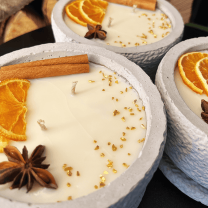 Betonkerzen-Set 4x Betongrau "Grey Cinnamon" - Aromaduftkerze - Stilvolle Sojawachskerze für Ihr Zuhause. Aromatherapie Kerze mit Blütenverzierung und HOCHWERTIGEM Baumwolldocht aus dem Südschwarzwald 