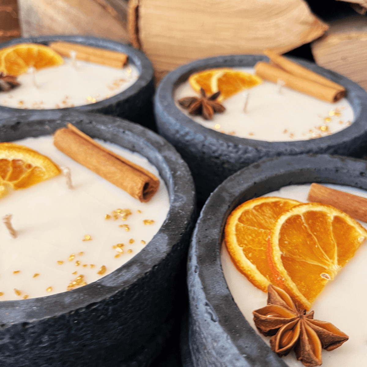 Handgemachtes Betonkerzen-Set 4x Schwarz "Black Cinnamon" - Stilvolle Sojawachskerze für Ihr Zuhause. Aromatherapie Kerze mit Blütenverzierung und HOCHWERTIGEM Baumwolldocht aus dem Südschwarzwald 