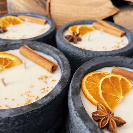 Handgemachtes Betonkerzen-Set 4x Schwarz "Black Cinnamon" - Stilvolle Sojawachskerze für Ihr Zuhause. Aromatherapie Kerze mit Blütenverzierung und HOCHWERTIGEM Baumwolldocht aus dem Südschwarzwald 