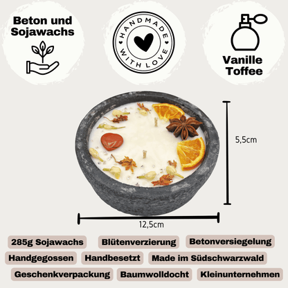 Betonkerze "Black Cinnamon" Stilvolle Sojawachskerze für Ihr Zuhause. Aromatherapie Kerze mit Blütenverzierung und HOCHWERTIGEM Baumwolldocht aus dem Südschwarzwald 