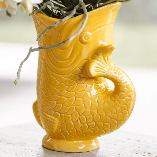Mediterranean Sunset Geschenkset – Pflanzenset mit weißer Orchidee Lausanne & 2 Sukkulenten – In gelben Ziertöpfen & Korbtablett – Urlaubsflair für Zuhause 