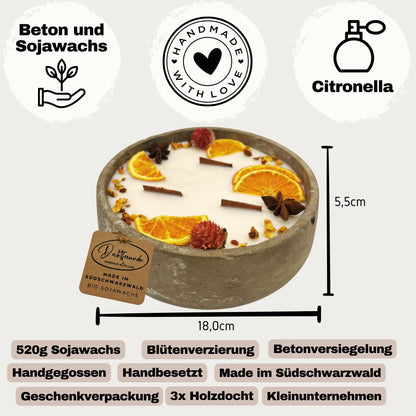 Handbesetze XXL Outdoor Citronella-Betonkerze „Big Grey - Mugge Schreck“ – Mit drei Holdochten - Handgemachter Insektenschutz aus dem Südschwarzwald mit Blütenverzierung 