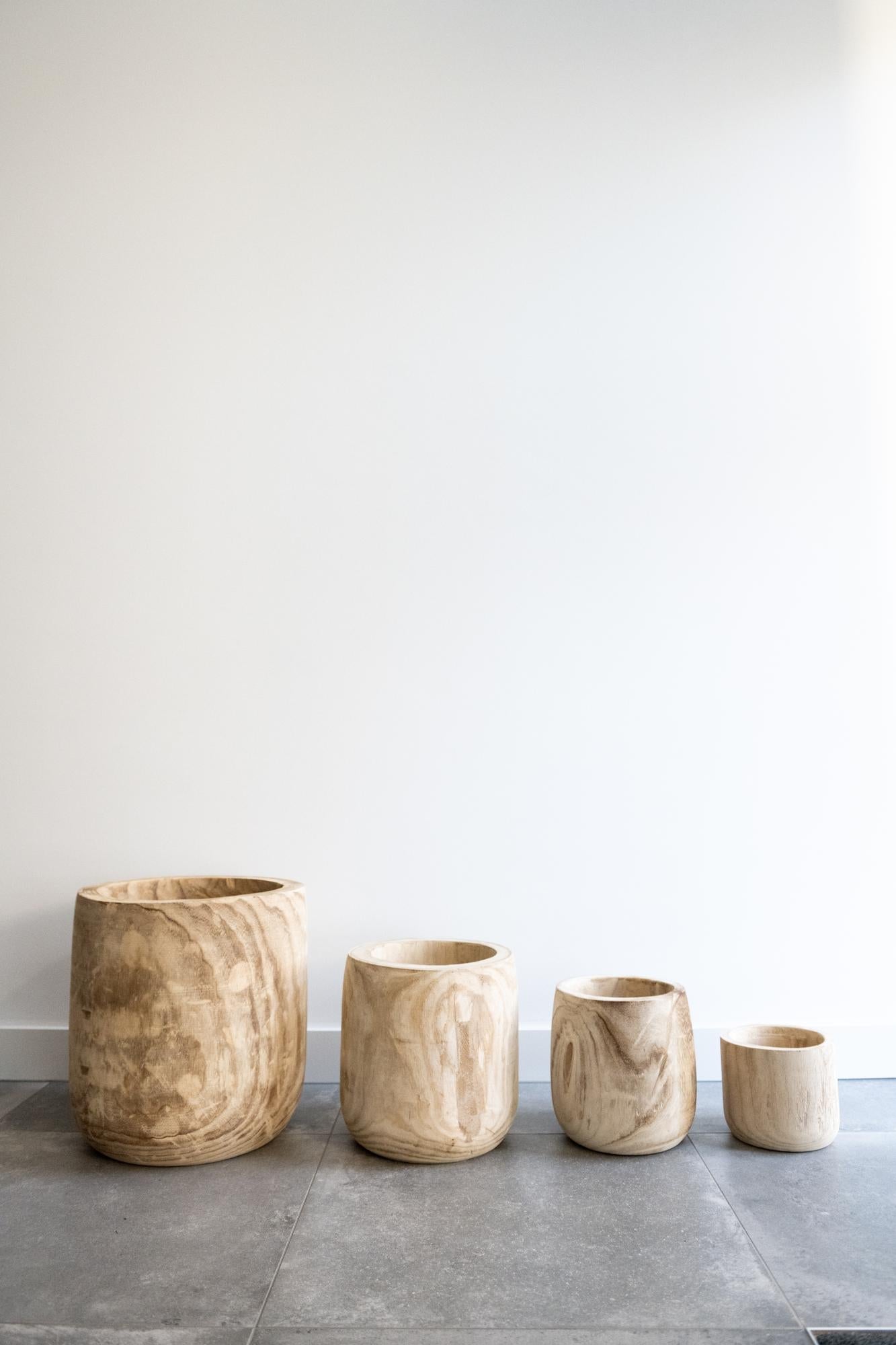Pia Blumentopf aus Holz – Hellbraun – Größe M – H25 cm x Ø23 cm – Handgefertigt aus Paulownia-Holz – Nachhaltig & dekorativ – Für Kunstpflanzen & Trockenblumen 