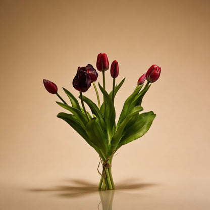 Tulpenstrauß Dunkelrot Real Touch Kunsttulpen – 7 Stiele – 42cm – Hochwertiger Kunstblumenstrauß in Bordeaux-Optik – Pflegefreie Deko für Tisch, Regal & Wohnzimmer