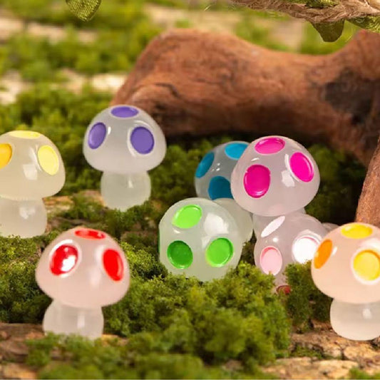 Glow in the Dark Pilze – 8er Set – Bunte Mini-Pilze 2cm – Leuchtend im Dunkeln – Für Terrarium, Blumentopf & DIY-Deko