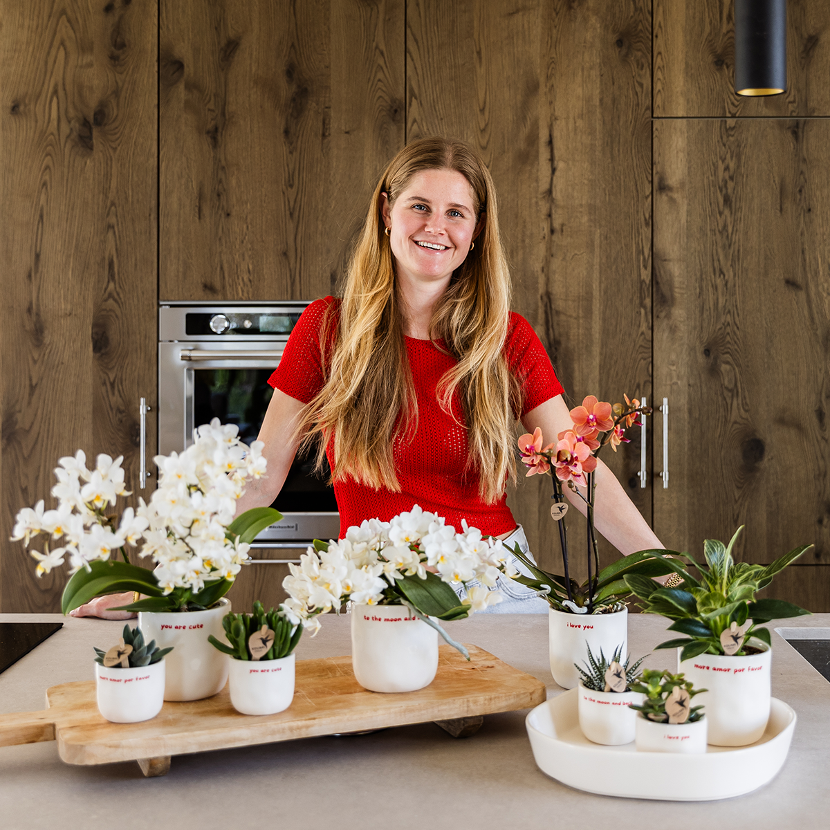 Kolibri Orchids | Geschenkset „Love You“ | Rote Phalaenopsis‑Orchidee Congo mit Grünpflanze in Love‑Übertopfen auf einer Cloud‑Platte 