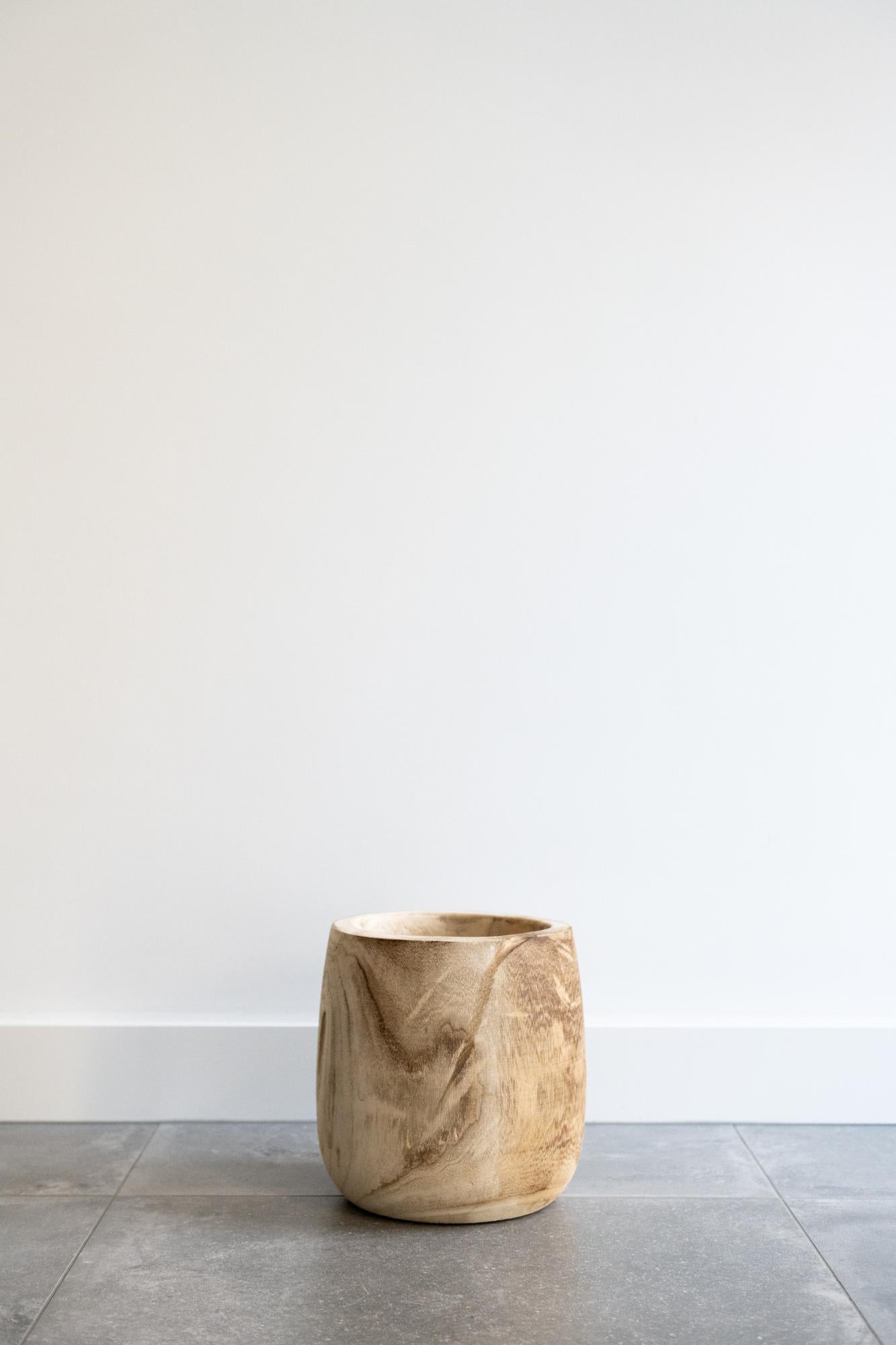 Pia Blumentopf aus Holz – Hellbraun – Größe M – H25 cm x Ø23 cm – Handgefertigt aus Paulownia-Holz – Nachhaltig & dekorativ – Für Kunstpflanzen & Trockenblumen 