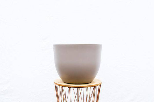 Pflanztopf Eggy – Taupé – D55cm x H43cm – Moderner Blumentopf in Ei-Form – Mit Wasserablauf – Für Innen- & Außenbereiche – Dekotopf für Zimmer- & Kübelpflanzen 