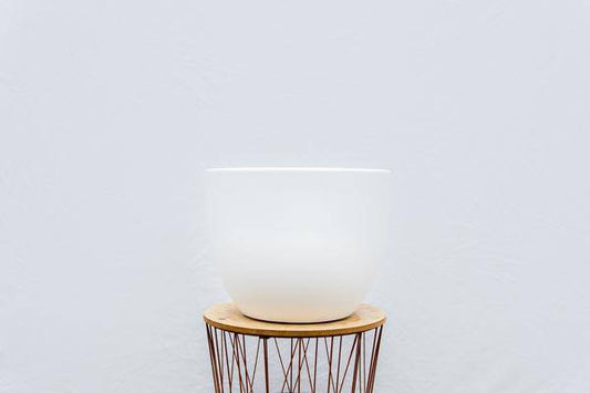 Pflanztopf Eggy – Weiß – D55cm x H43cm – Moderner Blumentopf in Ei-Form – Mit Wasserablauf – Für Innen- & Außenbereiche – Dekotopf für Zimmer- & Kübelpflanzen 