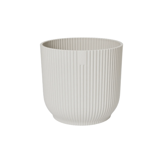 Pflanztopf Vibes Fold – Weiß – D14cm x H13cm – Moderner Blumentopf mit Rillenstruktur – Mit Wasserablauf – Dekorativer Übertopf aus Kunststoff für kleine Zimmerpflanzen – Für Wohnzimmer & Fensterbank 